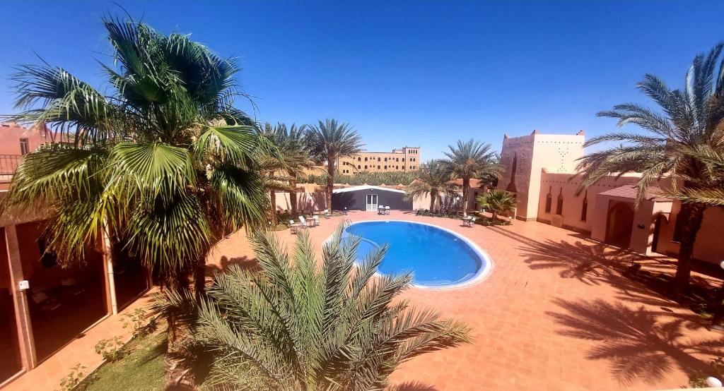 拉希迪耶卡斯巴特阿费杜酒店的享有棕榈树游泳池的顶部景致