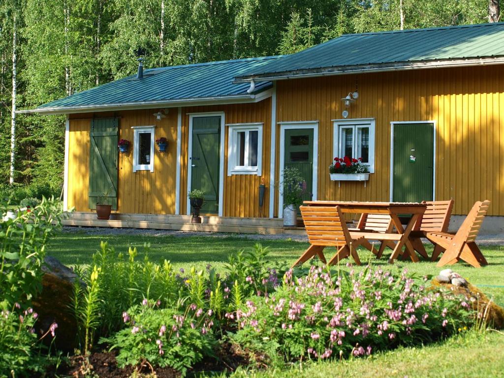 KonnevesiSuopirtti bed & breakfast的小木屋前方设有野餐桌