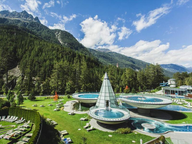 RoppenPension Alpina的山间设有两个游泳池的度假胜地