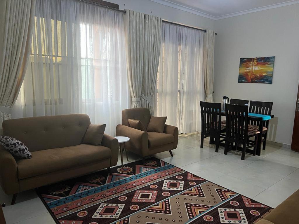 金贾Ahva I Residence的客厅配有沙发、椅子和桌子