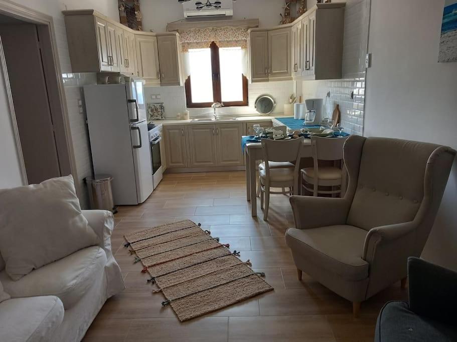 卡尔帕索斯Annissa Appartment的厨房配有沙发和桌子