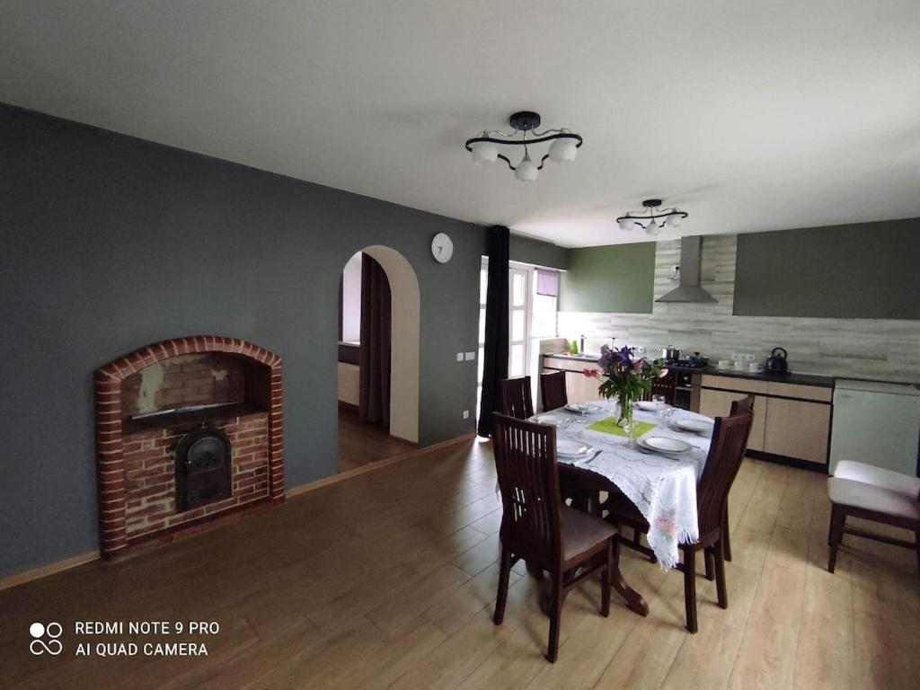 Casa Maria的厨房以及带桌子和壁炉的用餐室。