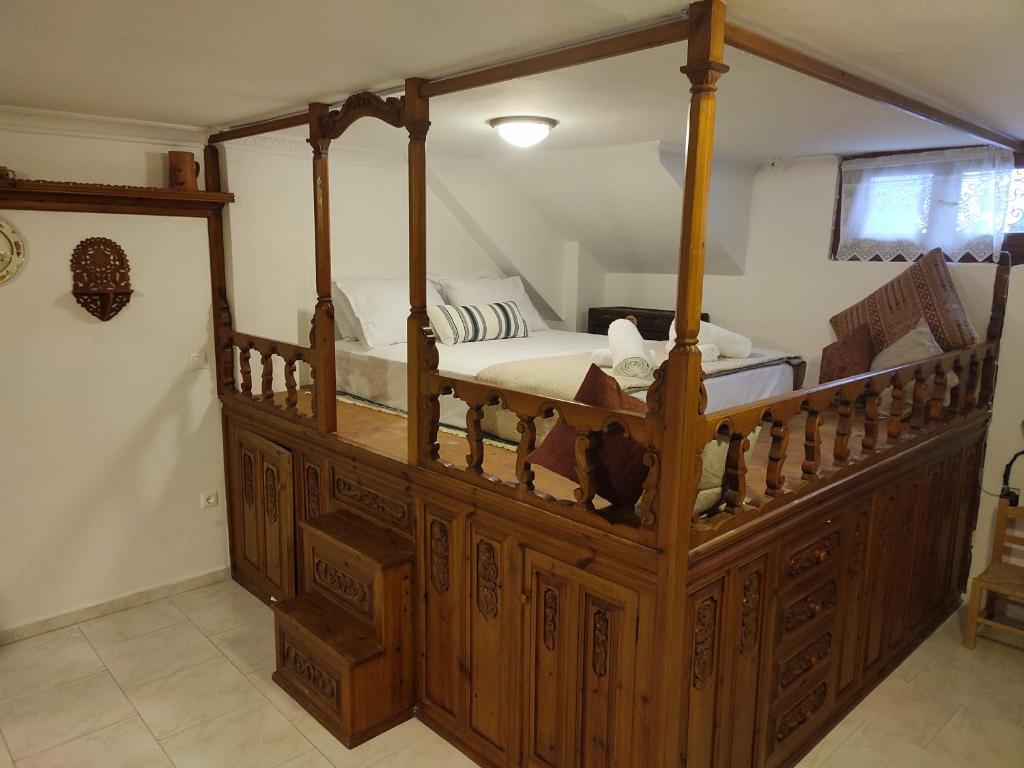 卡尔帕索斯Captain's Mermaid Houses, Karpathos的一间卧室配有一张木天蓬床。