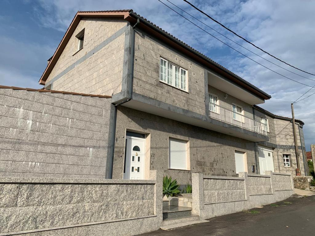 阿罗萨新镇Casa Tía María的大型砖屋,顶层设有阳台