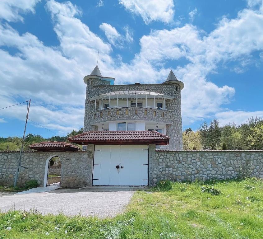 Shtarkelovo GnezdoКъща за гости Замък Никола的一座有白色门和墙壁的建筑