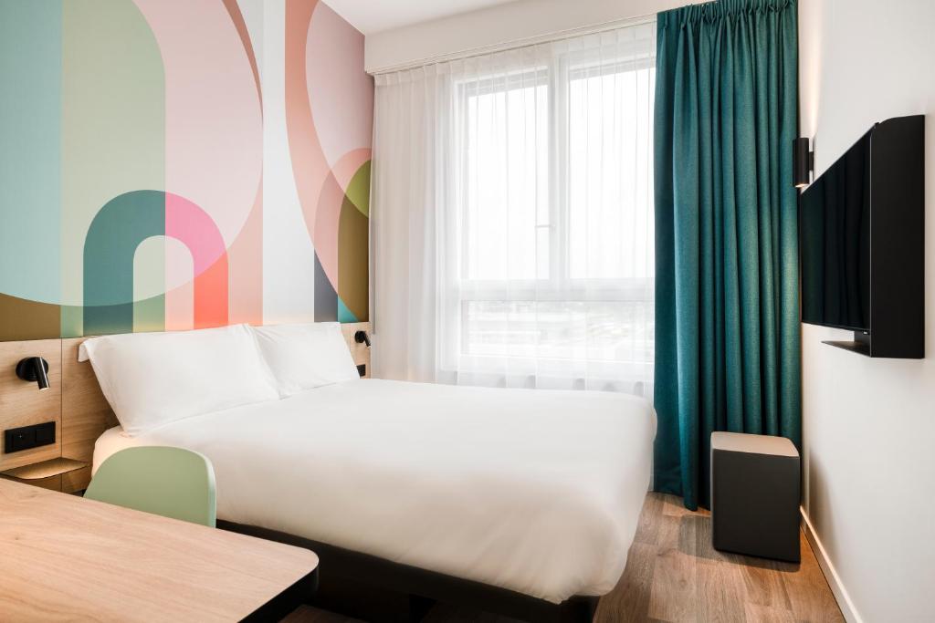 那慕尔B&B HOTEL Namur的酒店客房设有床和窗户。