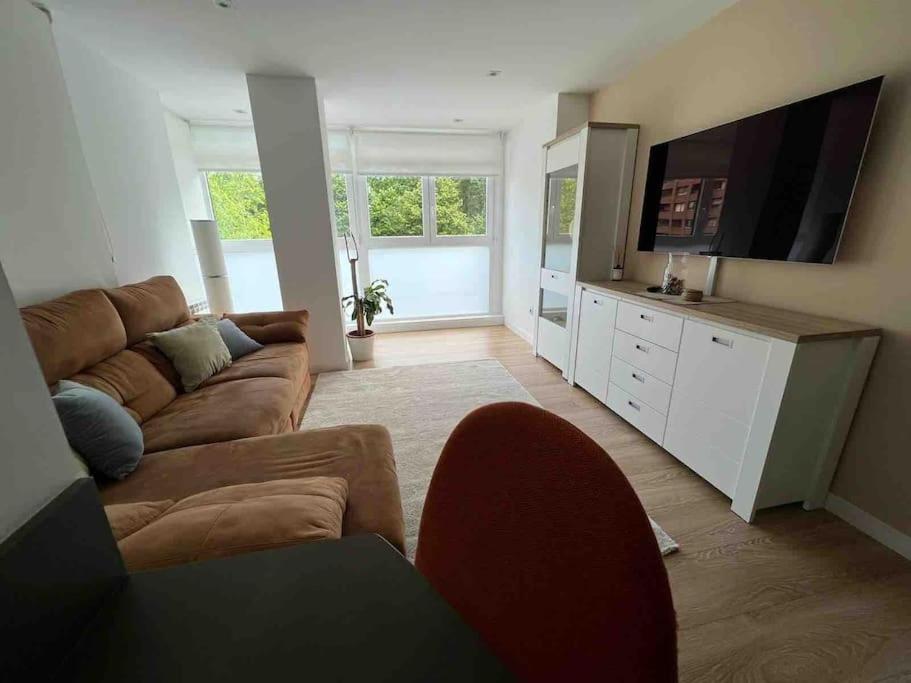 希洪Precioso apartamento recién reformado的带沙发和平面电视的客厅