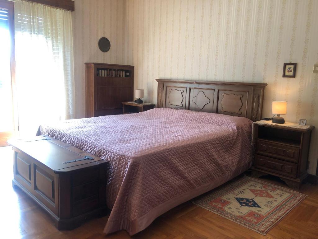 圣文森特Appartamento con vista panoramica的一间卧室配有一张大床和粉红色的床罩
