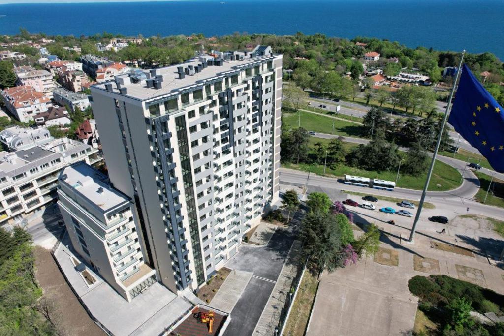 瓦尔纳Sky flats Varna with parking的街道高楼高楼高楼景