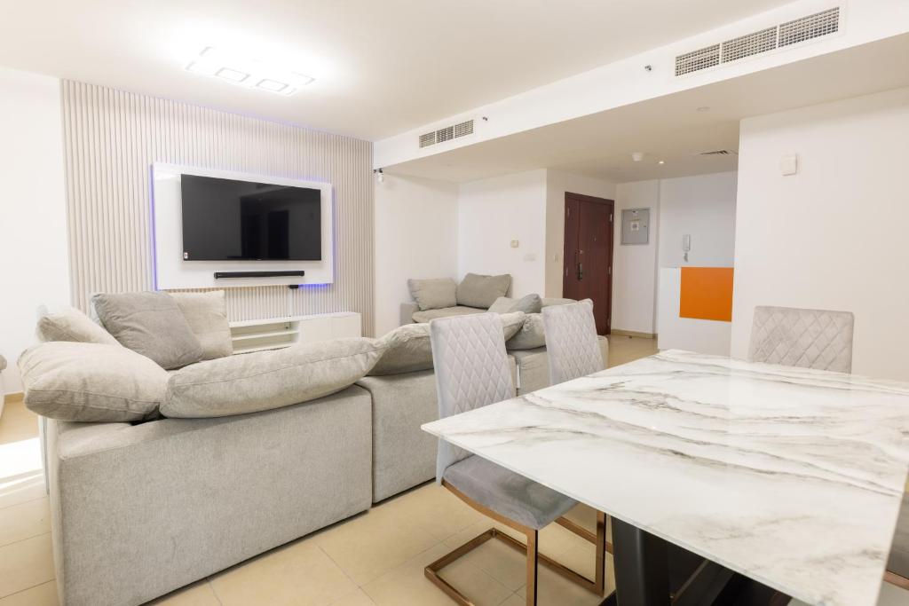 迪拜Travel Hub Premium的客厅配有沙发和桌子