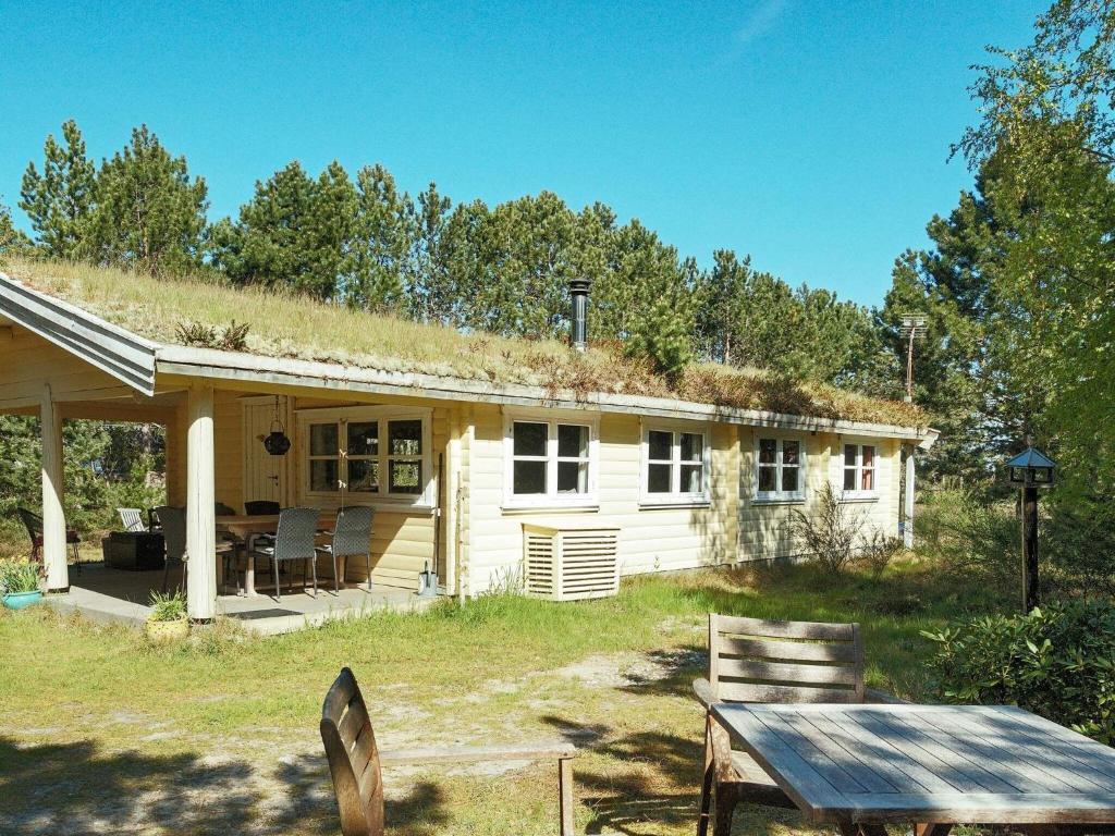 YderbyHoliday home Sjællands Odde VI的一座带草屋顶的白色小房子
