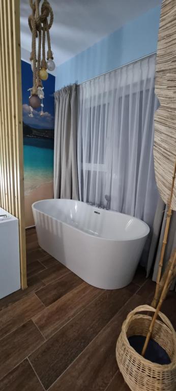 地拉那107 Dreams的一间位于客房内的带白色浴缸的浴室