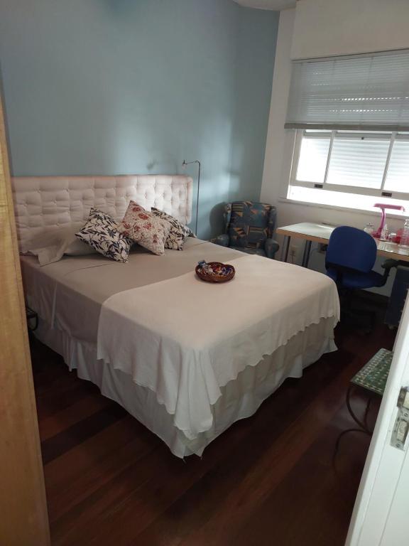 里约热内卢Quartos em Laranjeiras的一间卧室,配有一张带盘子的床