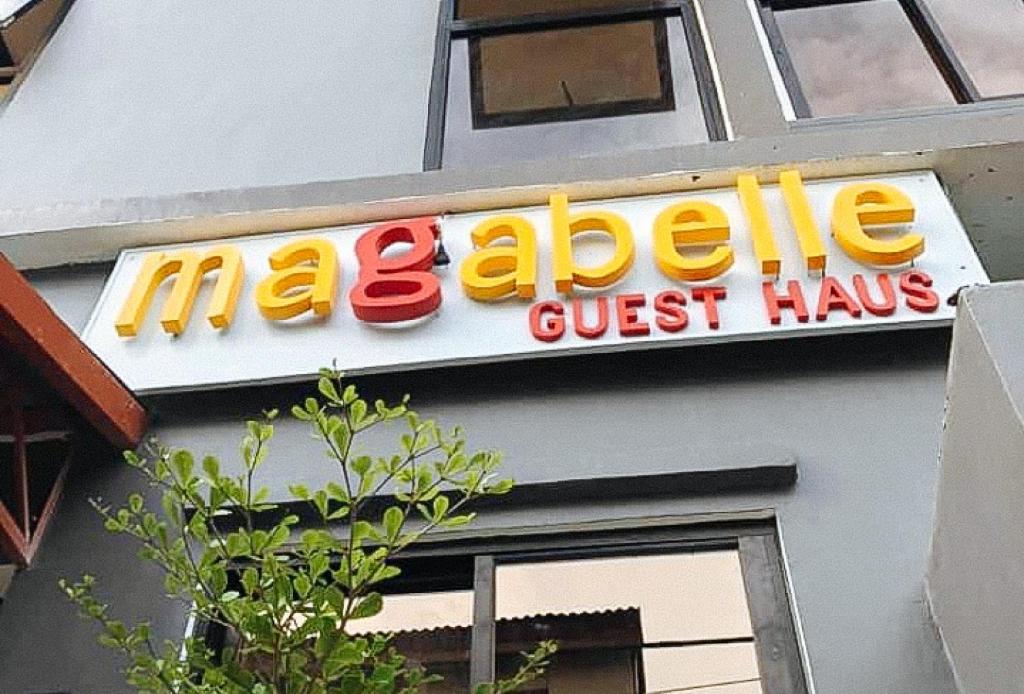 宿务Magabelle Guesthouse的建筑一侧mcdonalds餐厅的标志