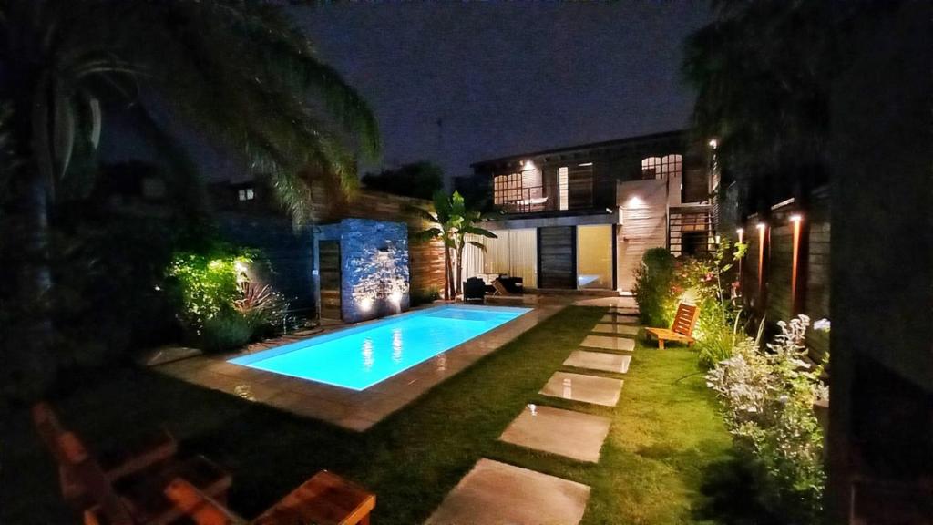 门多萨H125 - Complejo Mendoza的夜间在院子中间的游泳池