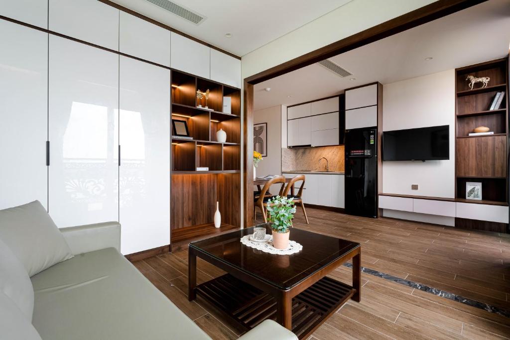岘港MK Riverside Apartment by Haviland的客厅配有沙发和桌子
