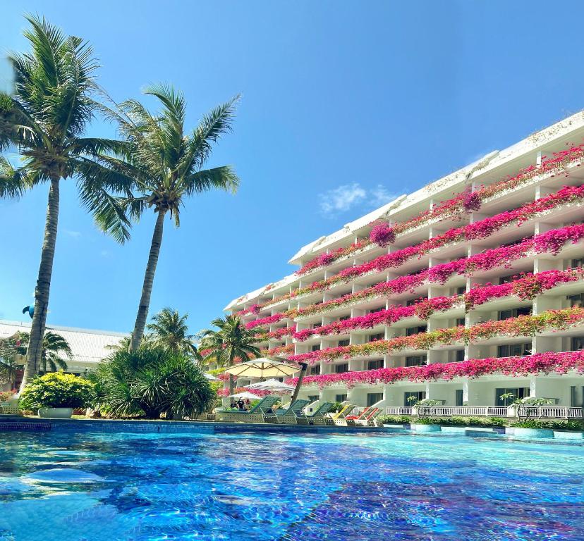 三亚三亚亚龙湾迎宾馆的棕榈树酒店前的游泳池