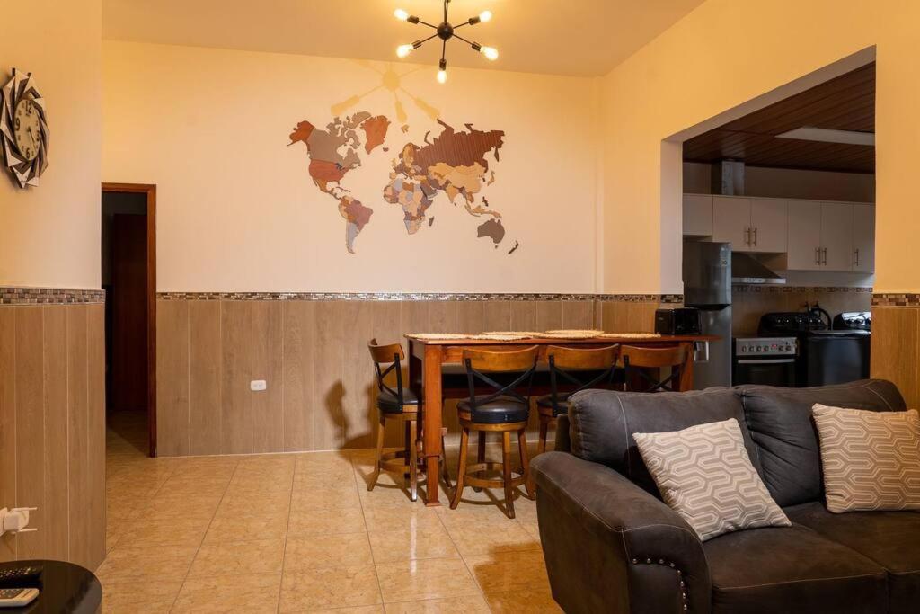 SiguatepequeCasa Privada en Siguatepeque的客厅配有桌子和墙上的世界地图