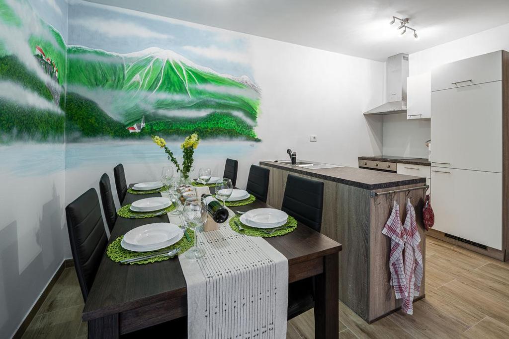 佐尔尼耶戈迪Apartmaji Koza的一间带桌子的用餐室和一间厨房