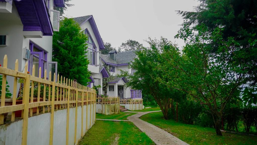 ShogiOakwood Hamlet Resort的一排带围栏的紫色房子