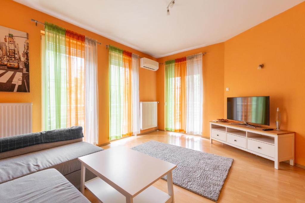 布达佩斯M36 Mester Apartment的带沙发和电视的客厅