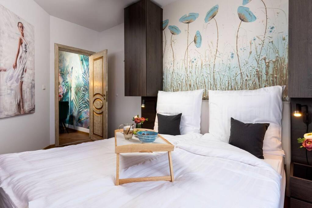 帕莫瑞Luxury, sea view, beach, feel good, Flora Beach Resort的卧室配有一张白色大床和一张桌子