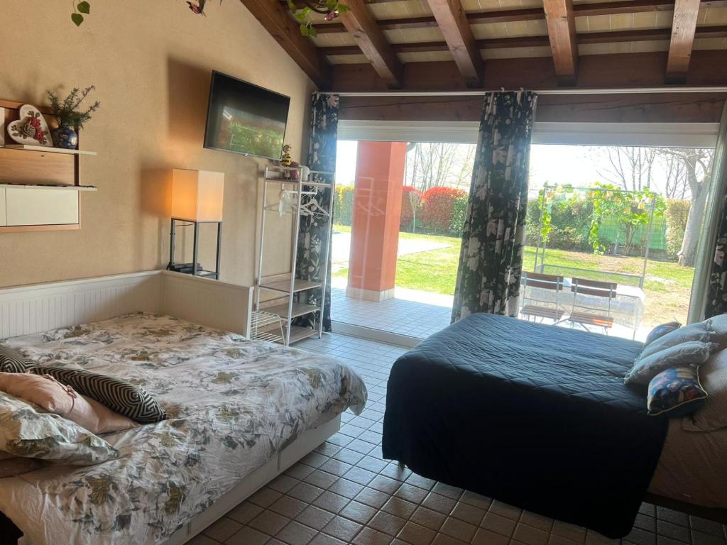 VenetoRoom in BB - Casa Belvedere - complimentary Wifi and private parking的一间卧室设有两张床和大窗户