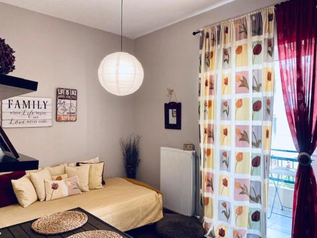 特里波利斯Central Charming Apartment的一间卧室配有床和带窗帘的窗户