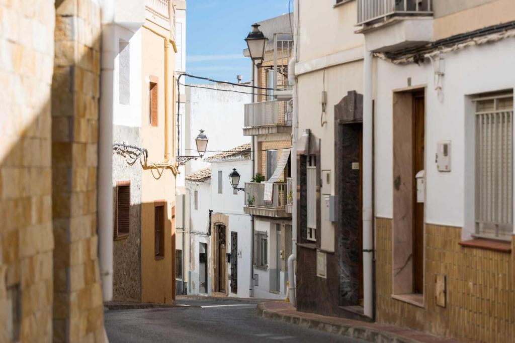 莫莱拉Finca Mar Aral的一条空荡荡的街道,小巷里有白色的建筑