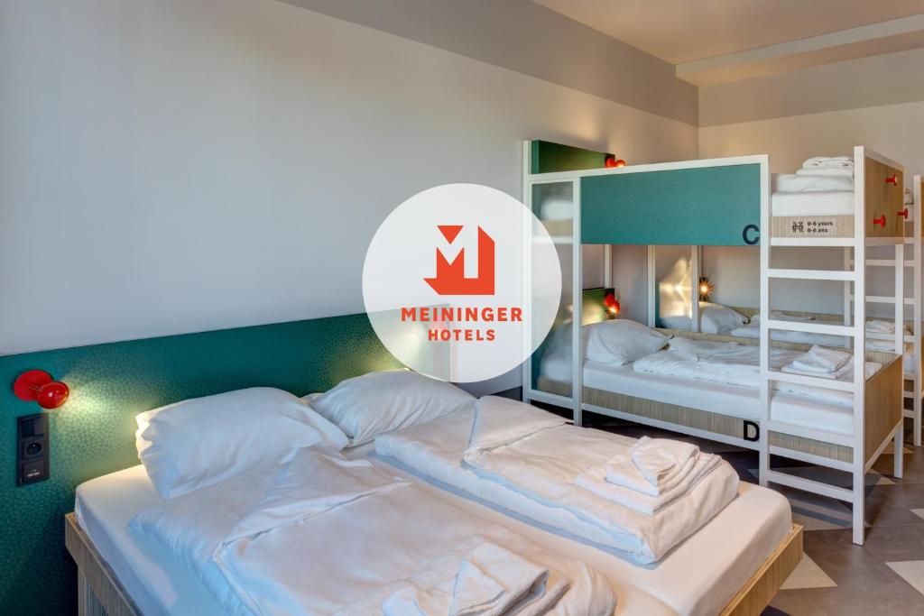 巴黎MEININGER Hotel Paris Porte de Vincennes的一间设有两张床的房间和一家旅馆标志