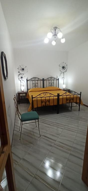 莫杜尼奥Affittacamere Girasole的一间卧室设有两张床和绿色长凳