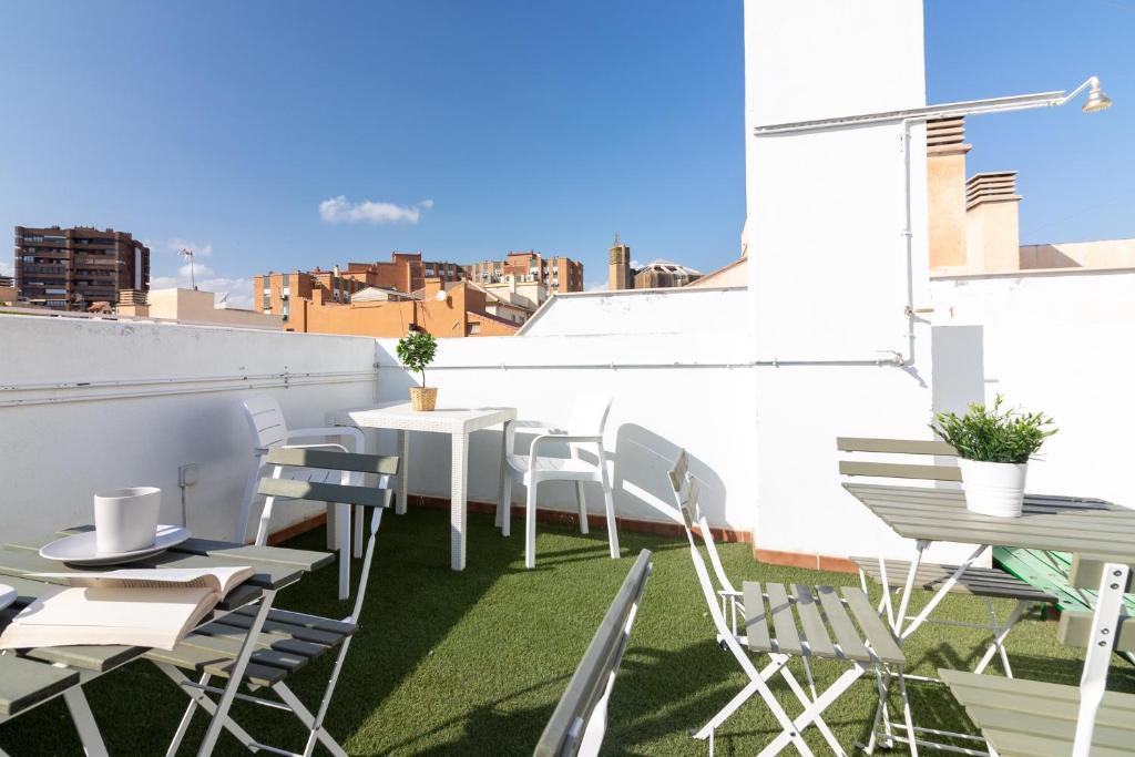 马拉加Málaga Center Flat. Carmen City Center Roof-Terrace Boutique的屋顶上带桌椅的天井