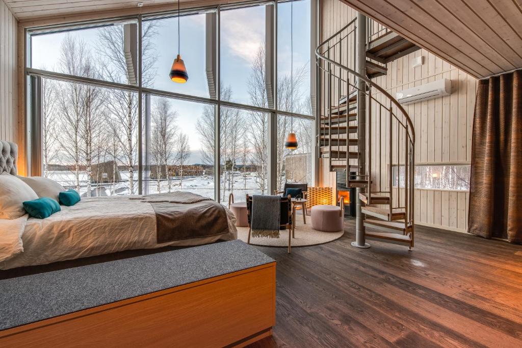 哈拉斯Arctic Bath的一间卧室设有一张床和一个大窗户