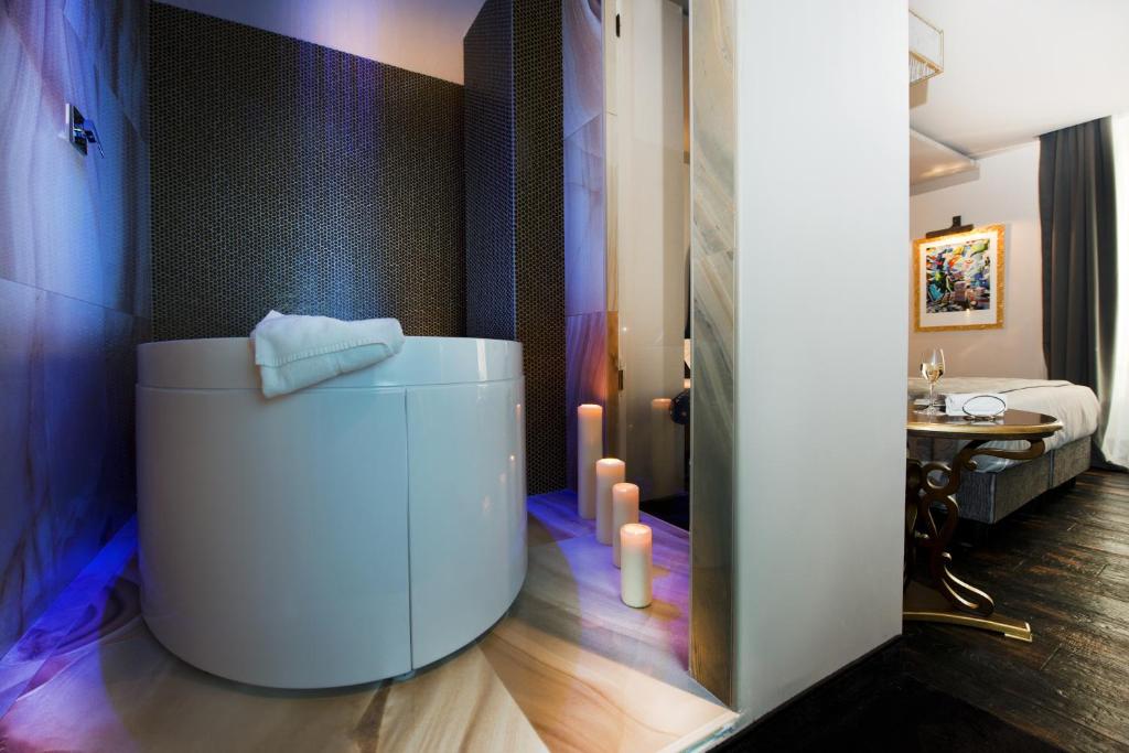罗马罗马HT6酒店的酒店客房设有带卫生间的浴室
