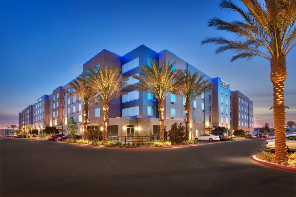 霍桑TownePlace Suites by Marriott Los Angeles LAX/Hawthorne的一座棕榈树环绕的大建筑
