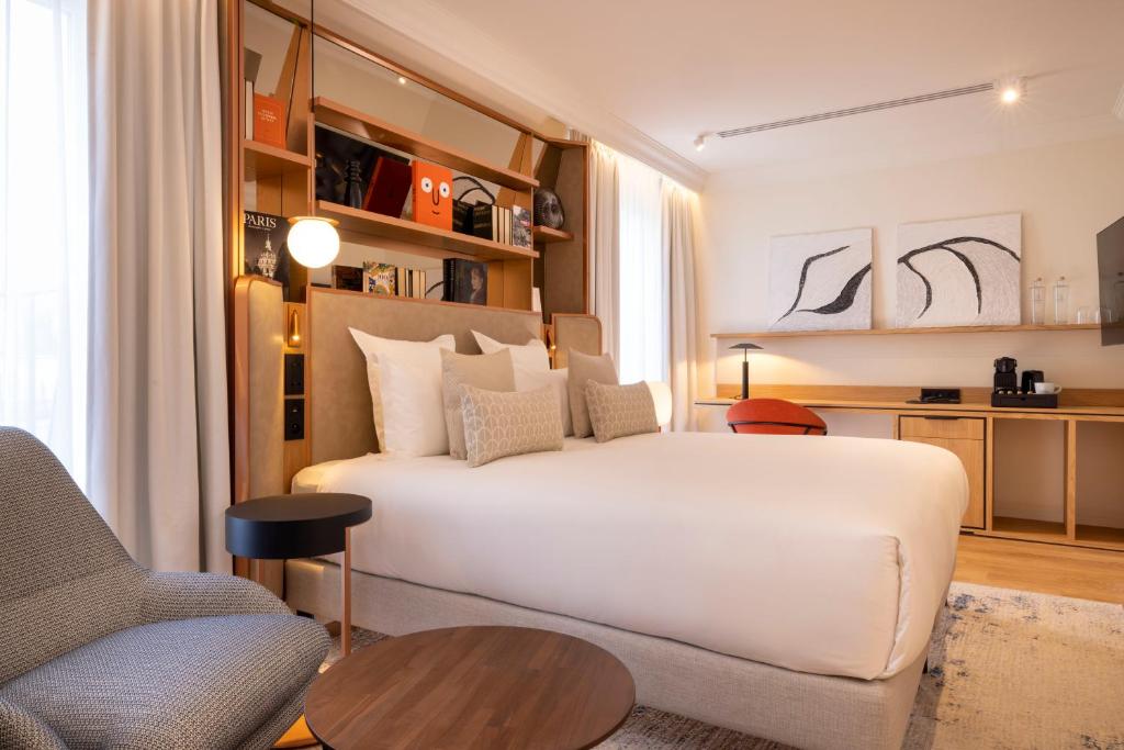 巴黎Alberte Hôtel的卧室配有白色的床和椅子