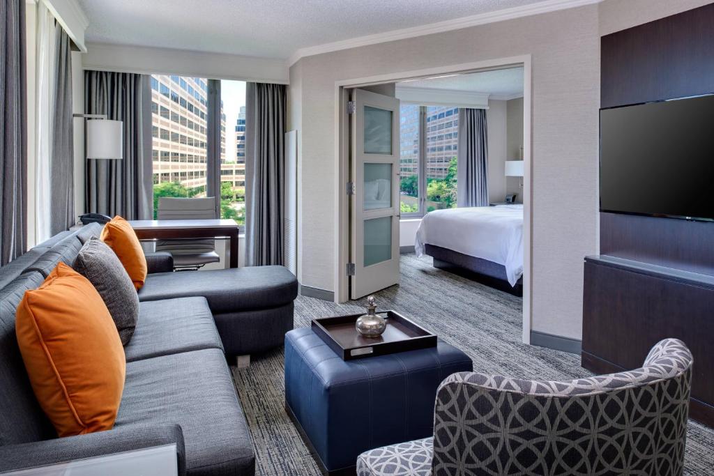 罗斯芒特芝加哥奥黑尔万豪套房酒店的酒店客房设有一张沙发和一张床