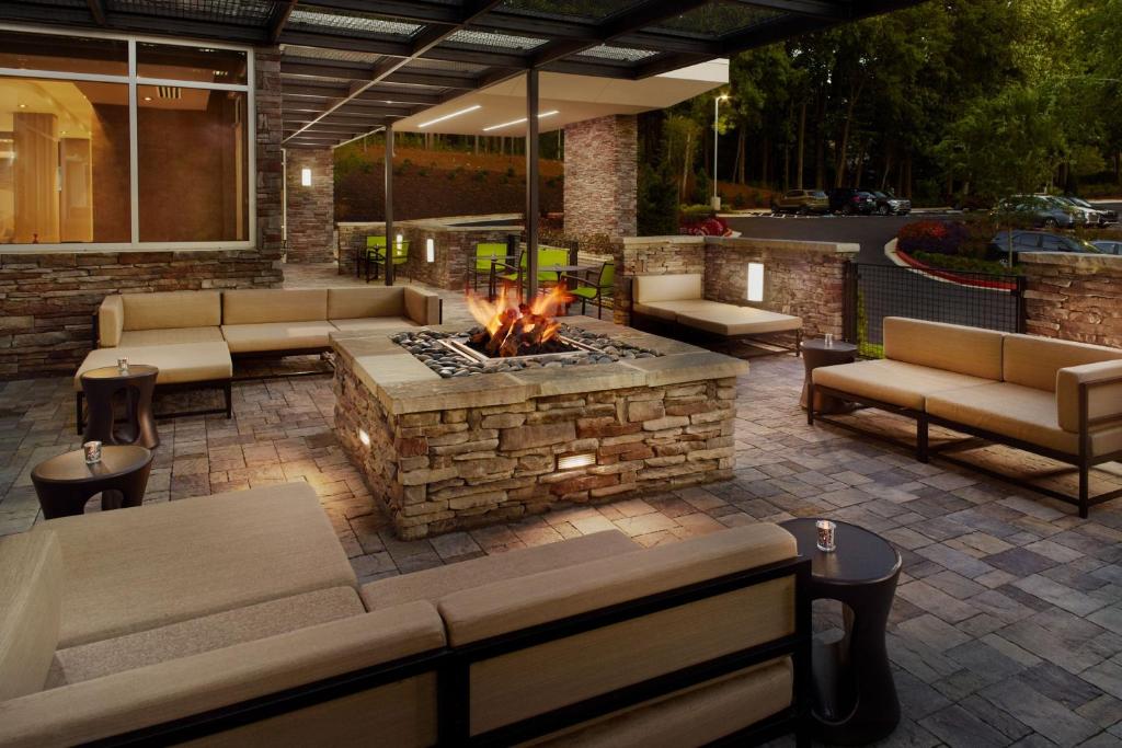 亚特兰大SpringHill Suites by Marriott Atlanta Northwest的一个带壁炉和沙发的庭院内的火坑