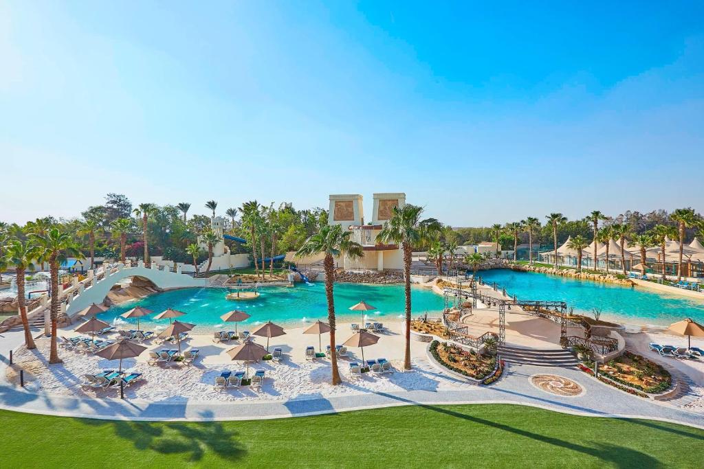 开罗开罗JW万豪酒店的享有度假村游泳池的空中景致