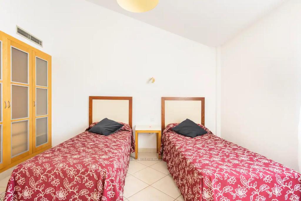 圣米格尔德阿沃纳Adosado La Guancha的两张睡床彼此相邻,位于一个房间里