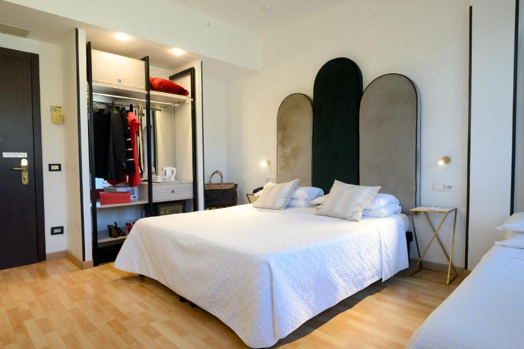 普拉托米兰艺术酒店的卧室配有一张白色大床