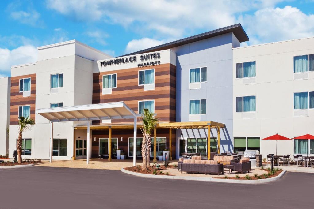 多森TownePlace Suites Dothan的一张位于Anaheim的Hampton inn Suites酒店前方的图片