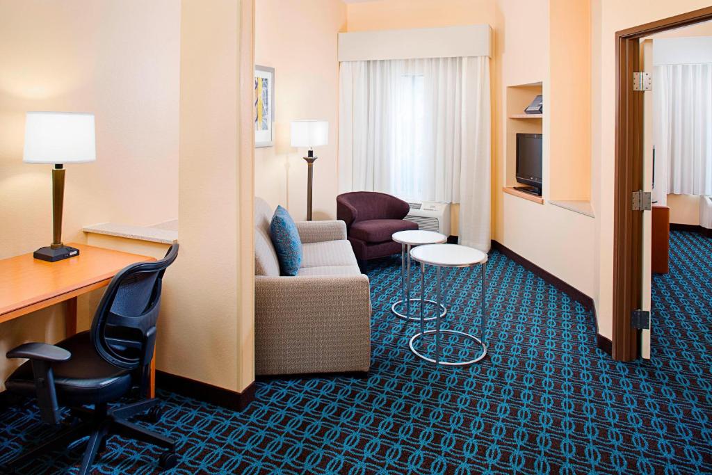 拉斐特拉法耶特南部万豪费尔菲尔德套房酒店的酒店客房设有沙发、椅子和书桌