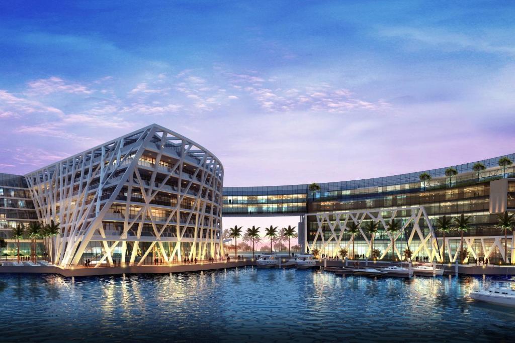 阿布扎比The Abu Dhabi EDITION的前方有水的大建筑的 ⁇ 染