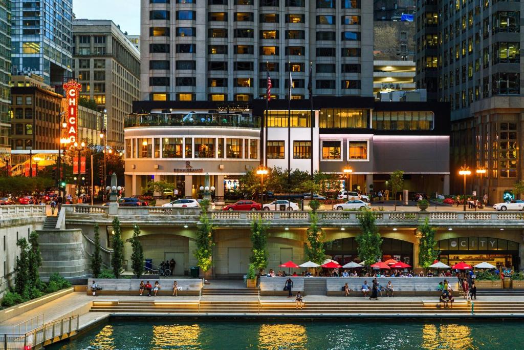 芝加哥芝加哥万丽酒店的夜晚的城市,河流和建筑