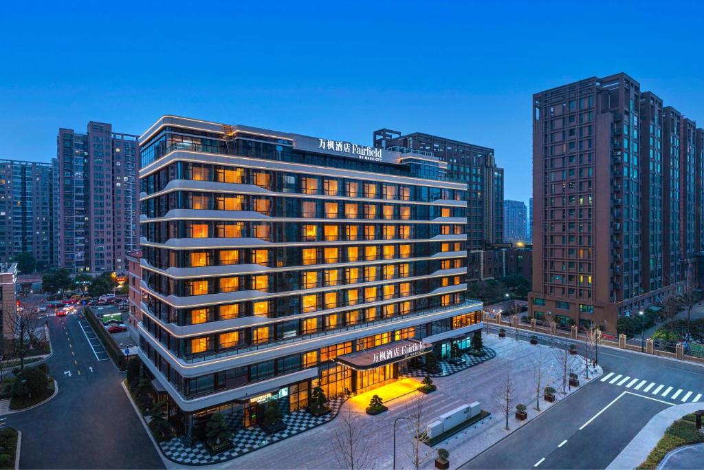 杭州杭州萧山万枫酒店的一座高大的建筑,城市里灯火通明