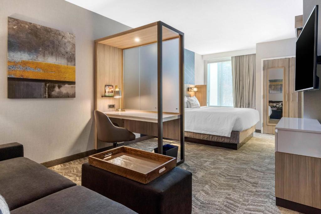 夏洛特SpringHill Suites Charlotte Southwest的配有一张床和一张书桌的酒店客房