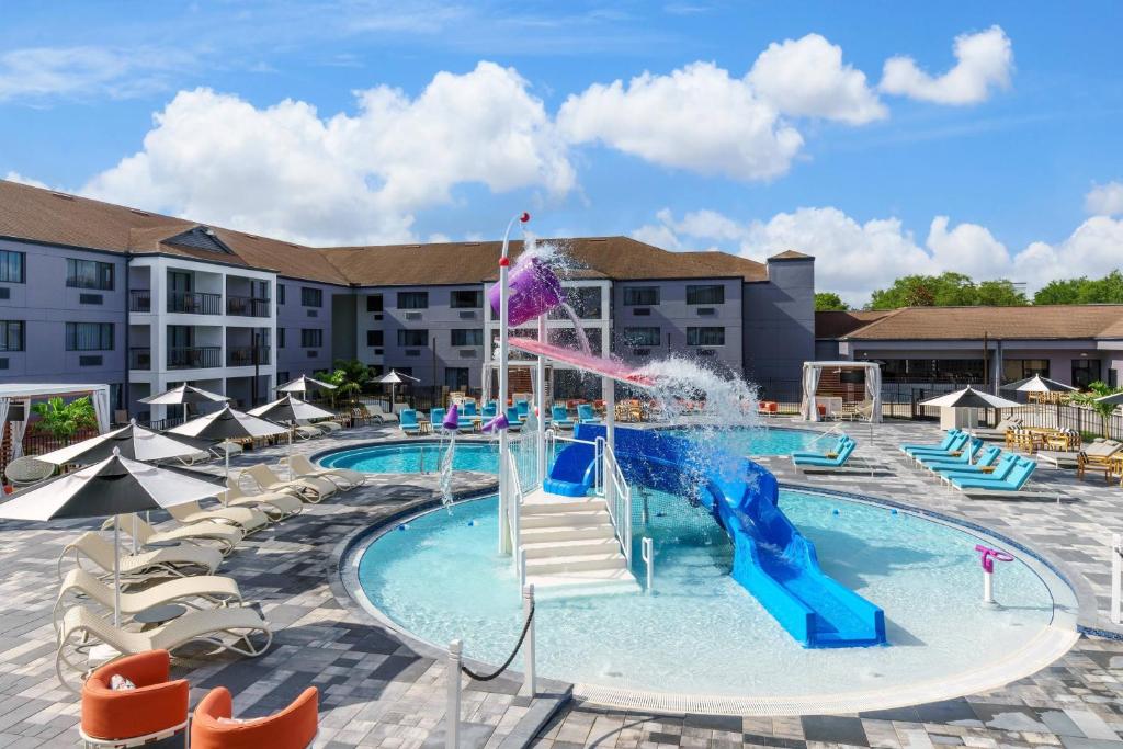 奥兰多Courtyard by Marriott Orlando Lake Buena Vista at Vista Centre的度假村的游泳池,带水滑梯