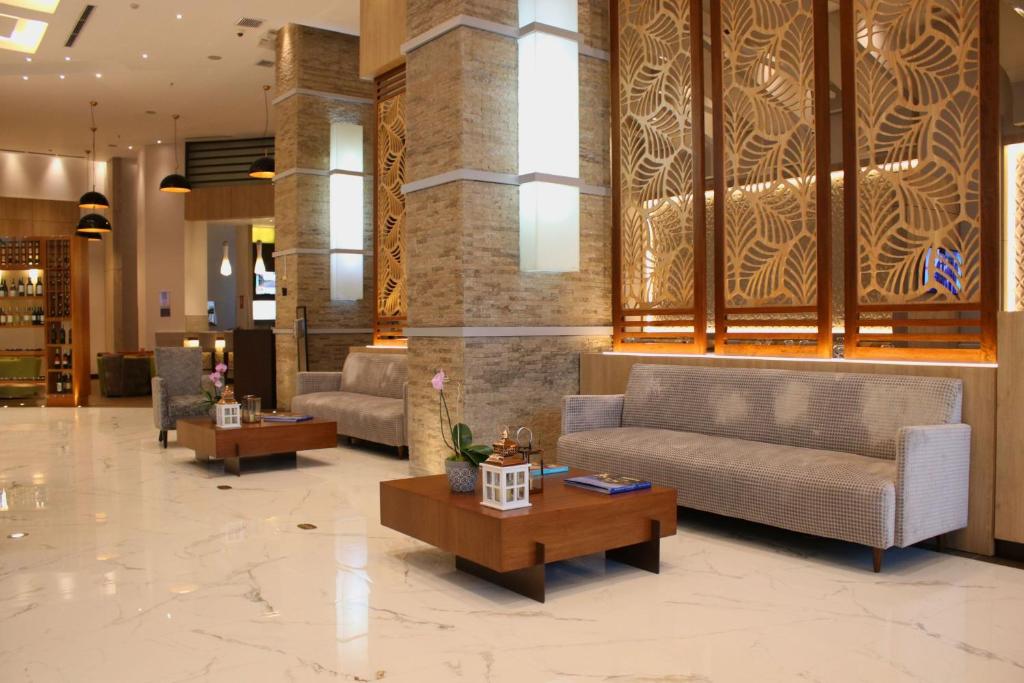 瓜亚基尔瓜亚基尔万豪酒店的大厅,在大楼里设有沙发和桌子
