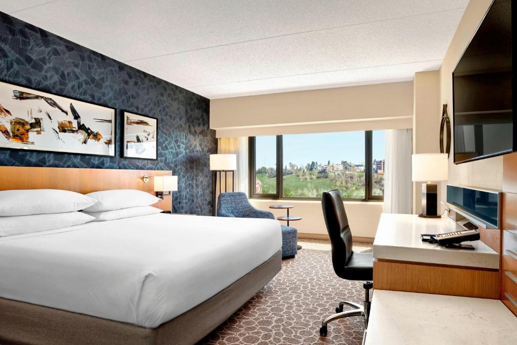 卡尔加里Delta Hotels by Marriott Calgary Downtown的酒店客房配有一张床和一张带电脑的书桌
